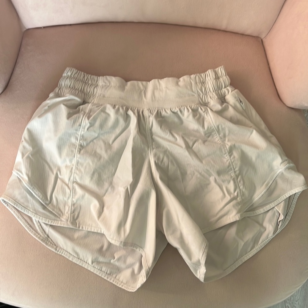 Women’s Lululemon White Hotty Hot Shorts Low Rise 4”
